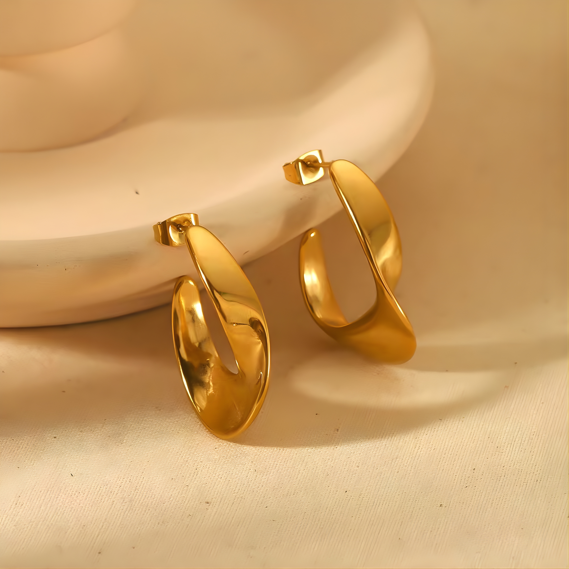 1 Pair Vintage Style C Shape Earrings - 18K Gold Plated