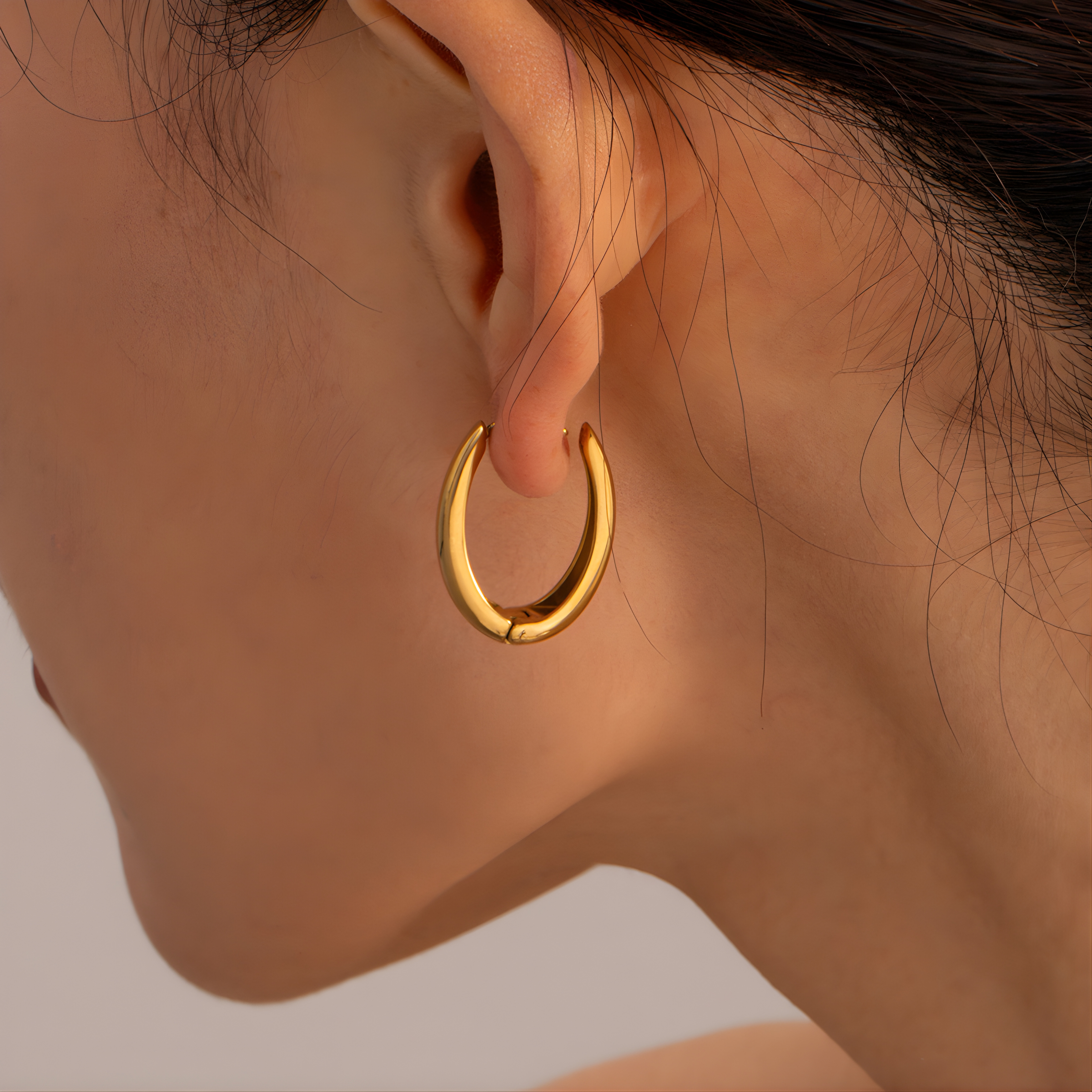 1 Pair Elegant Oval Earrings - 18K Gold Plated